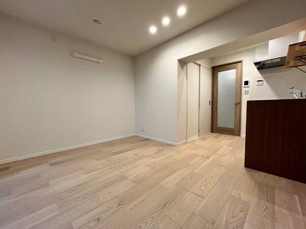 洋室側からのリビングの様子です。