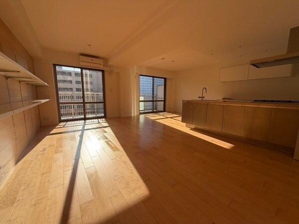 RC造地上28階地下1階建8階部分、山手線内側という好立地。商業施設に近く生活に便利なエリアです。