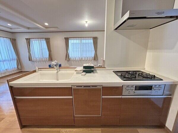 ご家族とコミュニケーションの取りやすい対面式システムキッチン