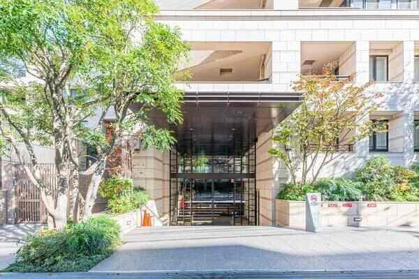 品川区立立会小学校まで約340m、品川区立浜川中学校まで約880m。子育て世帯にもおすすめの住環境。