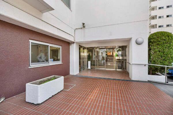 再開発が進む新街区「高輪ゲートウェイシティ」まで約300m。多彩な商業・文化施設へアクセス軽快です。