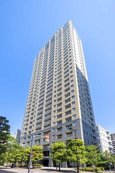 地上32階建・SRC造マンション。都営三田線「芝公園」駅まで徒歩2分、複数路線利用可能な立地です。
