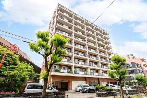 JR京浜東北・根岸線「大井町」駅徒歩7分の立地。周辺は大規模再開発が進み、期待感の高まる街並みです。