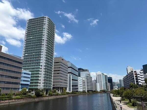 潤いを感じる運河と空の色に溶け込む透明感のある建物デザインです。