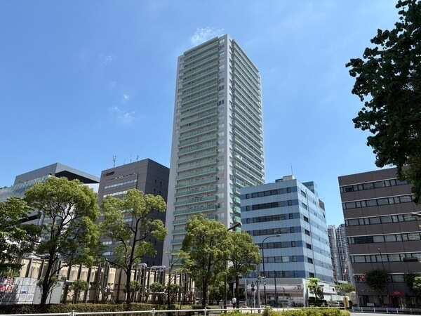 潤いを感じる運河と空の色に溶け込む透明感のある建物デザインです。