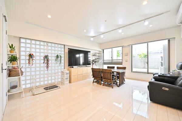 モニター付インターホンやオートロック付きのマンションです。便利な宅配ボックスの設置もございます。