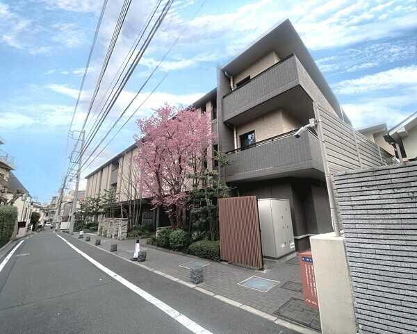 三井不動産レジデンシャル分譲のマンションです。2017年5月築、地上3階建ての重厚感ある佇まいです。