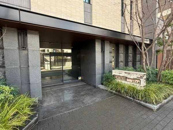 周辺は静かな住宅街でありながら、飛行機や新幹線利用にも便利な立地。出張や旅行の際もスムーズです。