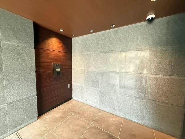 周辺は静かな住宅街でありながら、飛行機や新幹線利用にも便利な立地。出張や旅行の際もスムーズです。