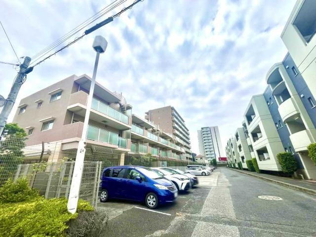 外観：写真左の建物・前方駐車場は本マンション敷地ではありません