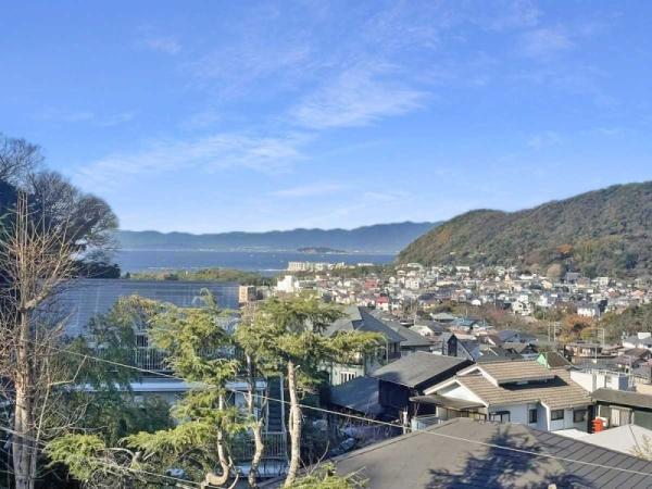 眺望：バルコニー・リビングダイニングから相模湾・江ノ島を望む（撮影年月：2023年03月）