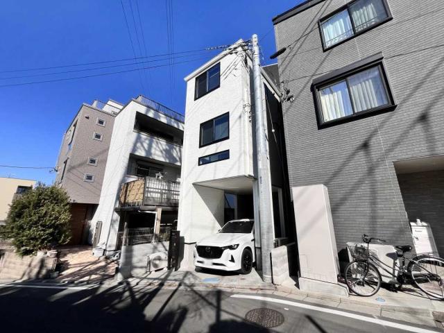 外観：写真中央の白い建物