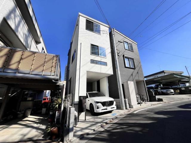 外観：写真中央の白い建物