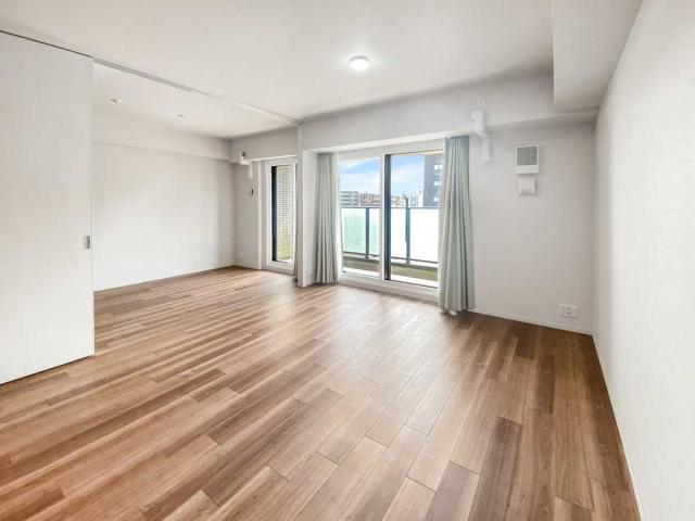 リビング・ダイニング：8階・南東向き住戸・陽当り通風良好 （奥）洋室