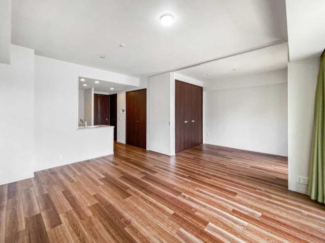 リビング・ダイニング：8階・南東向き住戸・陽当り通風良好 （奥）洋室