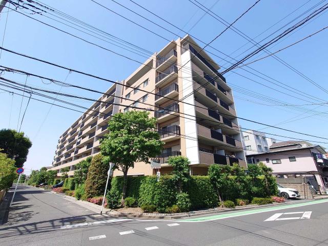 外観：角地に接する、ゆとりのある配棟です