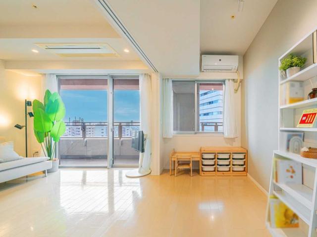 洋室：（左）リビング・ダイニング