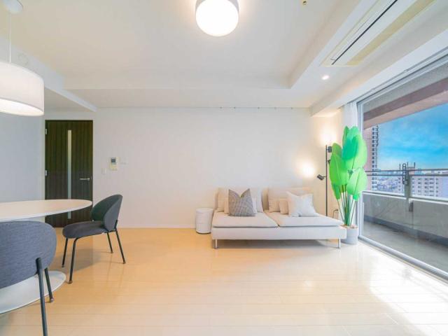 洋室：（左）リビング・ダイニング