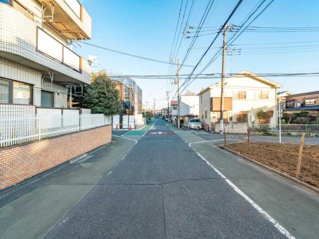 前面道路：北側前面道路 全4区画、区画2：写真右（撮影年月：2025年12月）