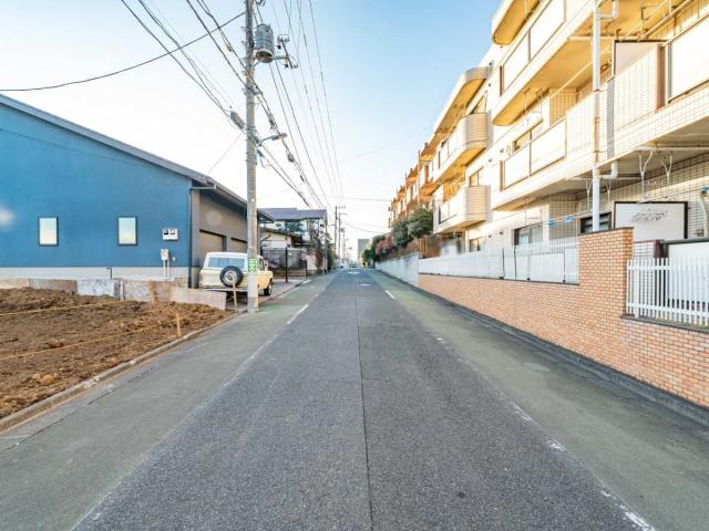 前面道路：北側前面道路 全4区画、区画2：写真右（撮影年月：2025年12月）