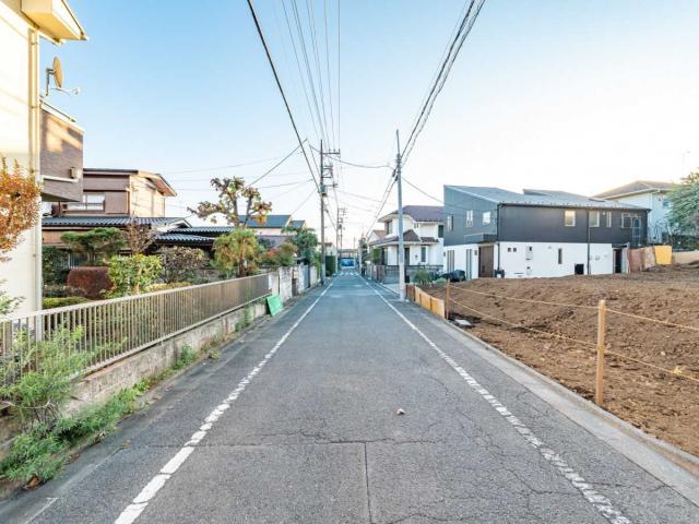 前面道路：東側前面道路 全4区画、区画3：写真右（撮影年月：2025年12月）