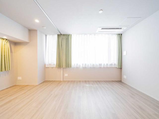 リビング・ダイニング：奥：洋室