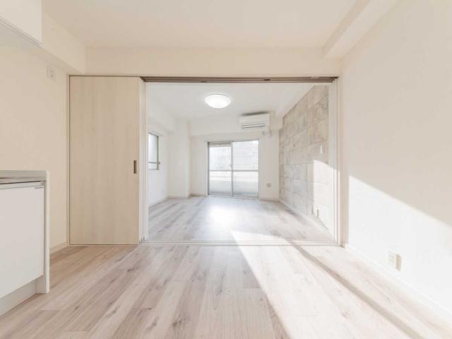 洋室：（右）ダイニング(撮影年月：2026年03月)