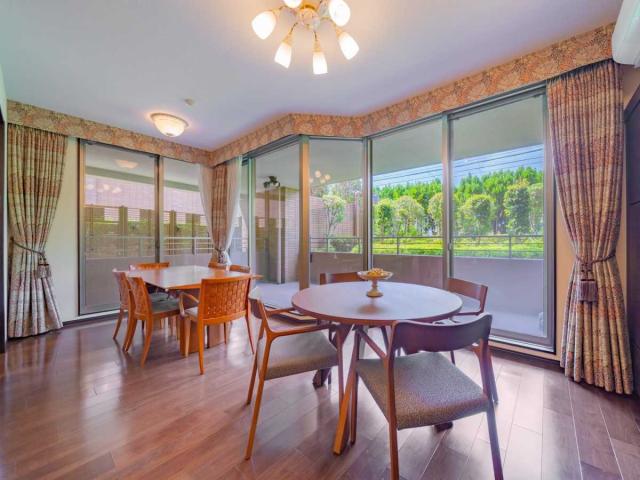 リビング・ダイニング：天井高2，650mm、2，400mmのハイサッシを採用