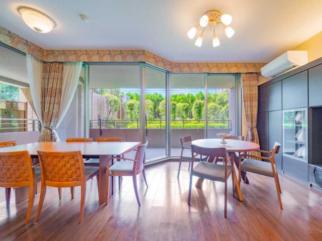 リビング・ダイニング：天井高2，650mm、2，400mmのハイサッシを採用