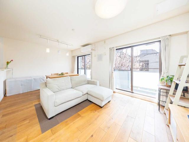 リビング・ダイニング：無垢材のフローリング／室内から桜を望む眺め(撮影年月：2026年03月)