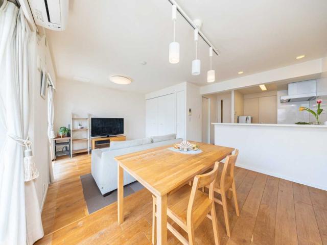 リビング・ダイニング：無垢材のフローリング／室内から桜を望む眺め(撮影年月：2026年03月)