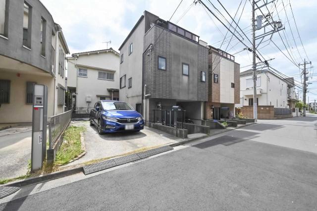 外観：写真中央：練馬区高松4丁目一戸建