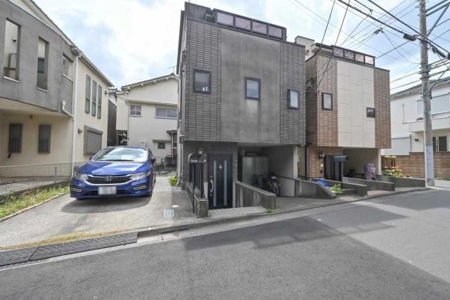 外観：写真中央：練馬区高松4丁目一戸建