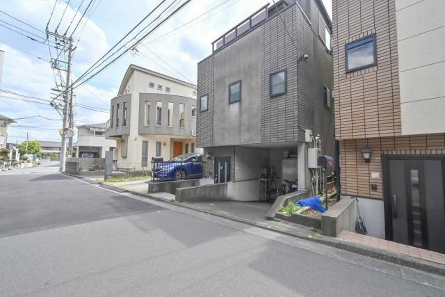 外観：写真中央：練馬区高松4丁目一戸建