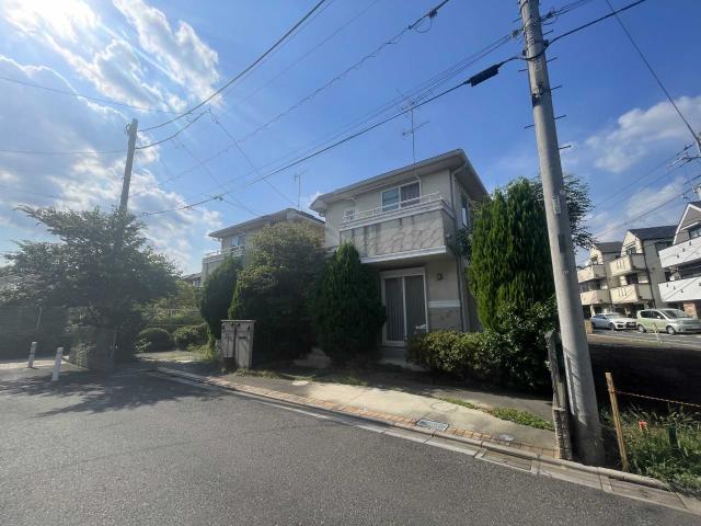 現地（古家あり）：画像2宅地の内、手前道路側が対象地、奥側は道路予定地（撮影年月：2025年07月）
