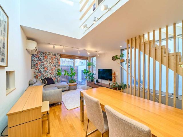 リビング・ダイニング：窓が多いリビングは自然の光を取り込みます。