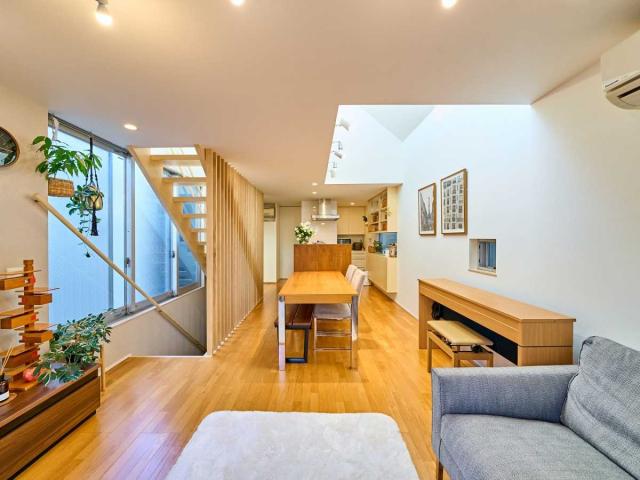 リビング・ダイニング：窓が多いリビングは自然の光を取り込みます。