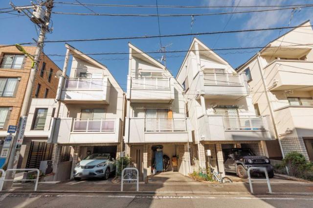 外観：写真中央(左から2番目）