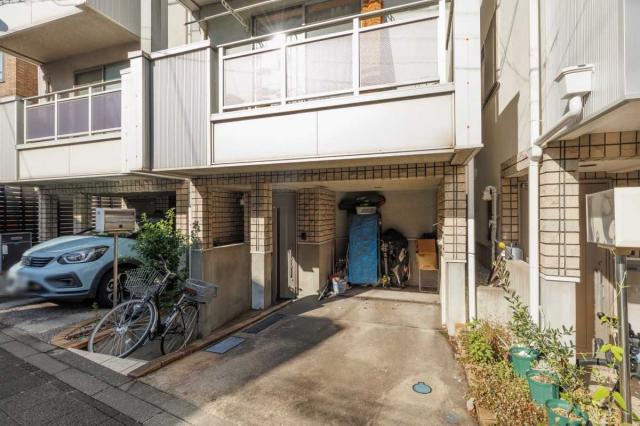 外観：写真中央(左から2番目）