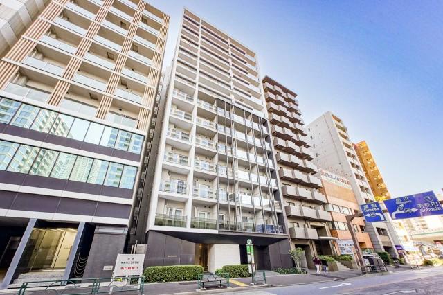 外観：2018年築 (株)モリモト旧分譲の築浅レジデンス(写真中央)