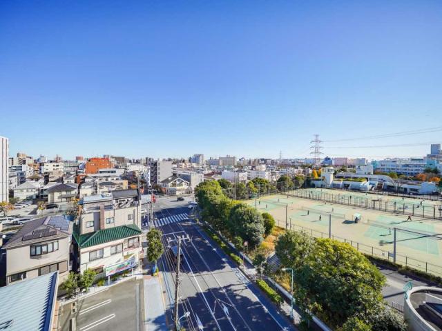 眺望：(リビングからの眺望)南側は防災公園が望めます(撮影年月：2025年12月)