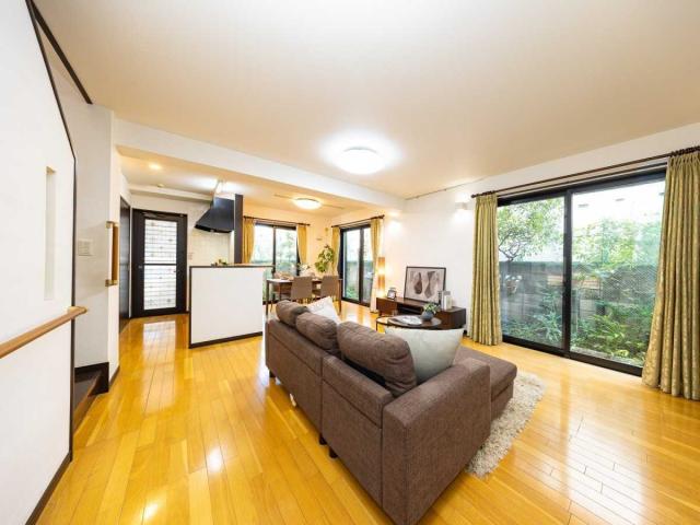 外観：緑の映える植栽が迎えてくれる玄関 （季節により異なる）(撮影年月：2025年10月)