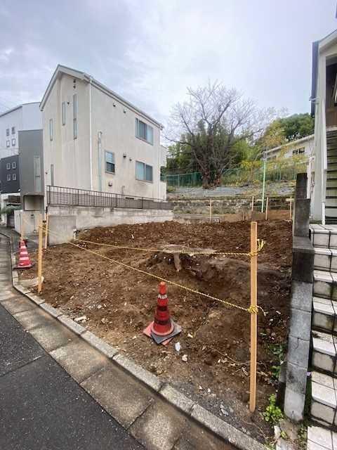 現地：北西側公道より現地を撮影したものです。