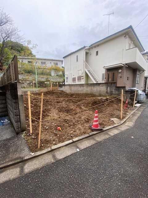 現地：北西側公道より現地を撮影したものです。