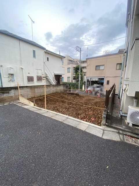 現地：北西側公道より現地を撮影したものです。