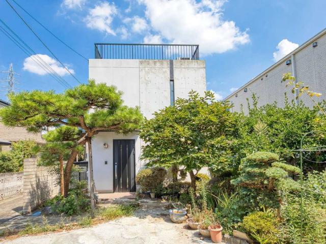 外観：緑の映える植栽が迎えてくれる玄関 （季節により異なる）(撮影年月：2025年10月)