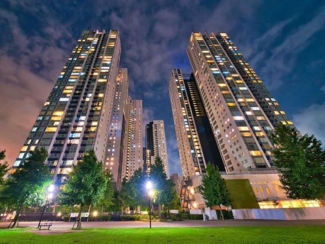 外観：ブリーズタワーは写真左側です