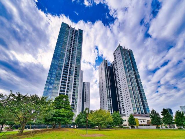 外観：ブリーズタワーは写真左側です