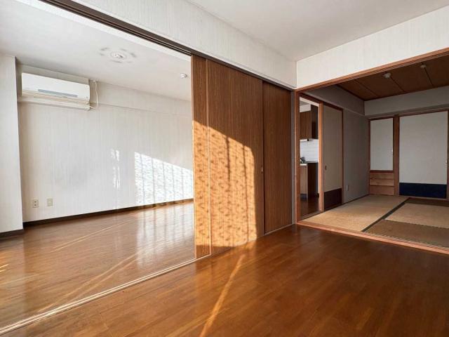 リビング・ダイニング：右：洋室