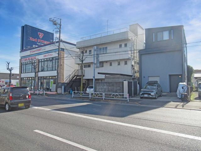 現地（古家あり）：写真中央の白い建物がある土地